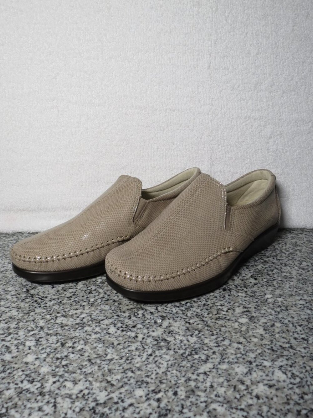 SAS Dream Comfort Loafer Women Size 9WW Mushroom Snake Excellent Condition
